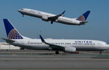 United Airlines endurece reglas a bordo: multas y expulsión para pasajeros que reproduzcan audio sin auriculares