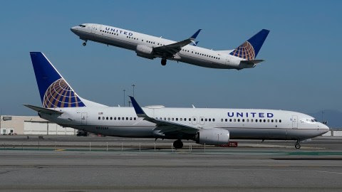 United Airlines endurece reglas a bordo: multas y expulsión para pasajeros que reproduzcan audio sin auriculares