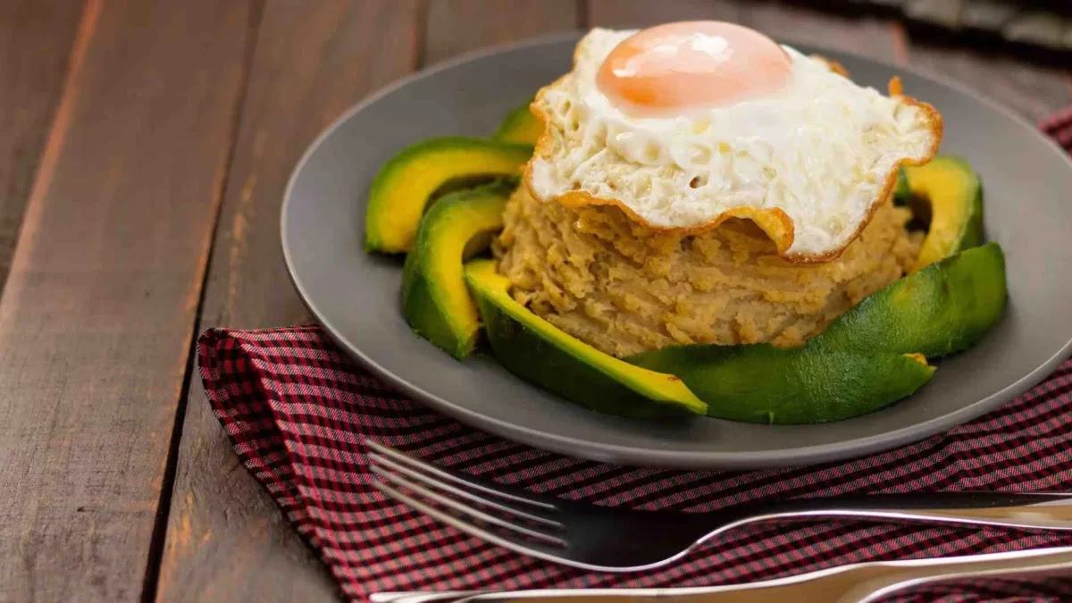 El plátano es el rey de la mesa dominicana: los aportes de comerlo en un buen mangú, hervido o frito