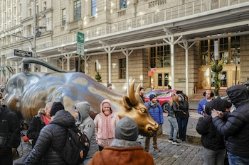 Por qué los turistas tocan el toro de Wall Street en Nueva York