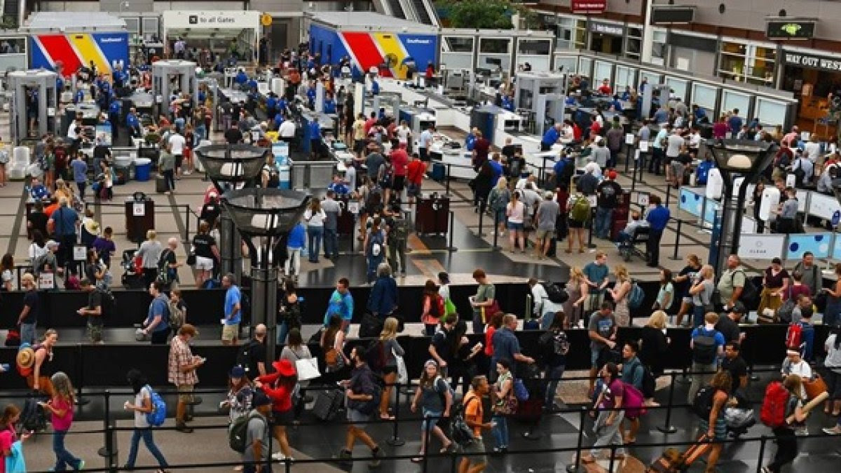Largas filas en aeropuertos EE. UU. por falta personal TSA