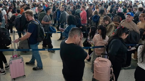 Aeropuertos de NYC y NJ bajo presión: tiempos de espera en JFK, LaGuardia y Newark en medio del cierre del DHS