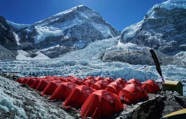 ¿Cómo salvar al Everest? Nepal estrena normas para evitar colas con su lobby turístico en contra: 
