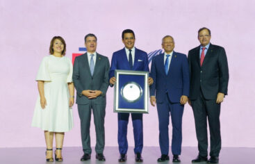 Collado recibe reconocimiento y destacan auge del turismo en el país