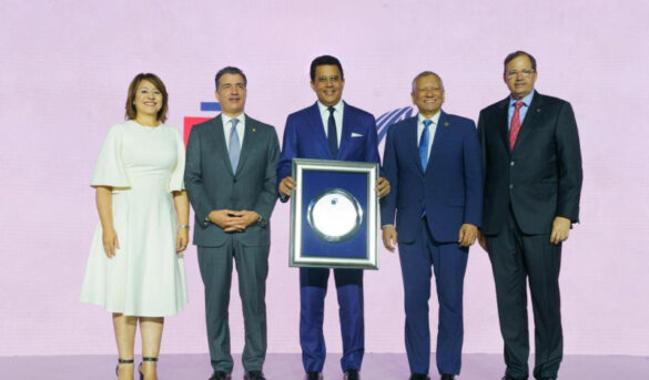 Collado recibe reconocimiento y destacan auge del turismo en el país