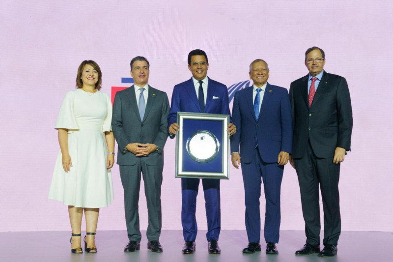 Collado recibe reconocimiento y destacan auge del turismo en el país