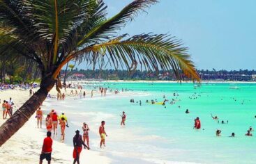 Muere un turista colombiano arrastrado por olas en Bávaro