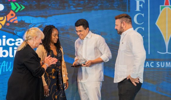 Empresas de cruceros reconocen labor de David Collado