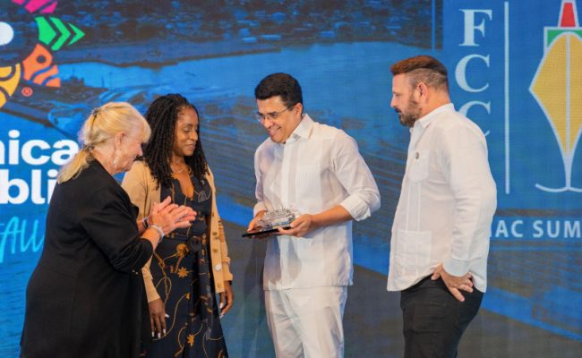 Empresas de cruceros reconocen labor de David Collado