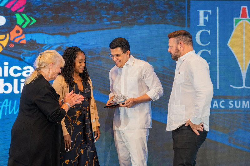 Empresas de cruceros reconocen labor de David Collado