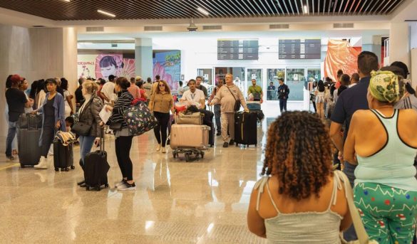 Cobro de US$10 por tarjeta de turista a criollos sigue vigente pese a eliminarse