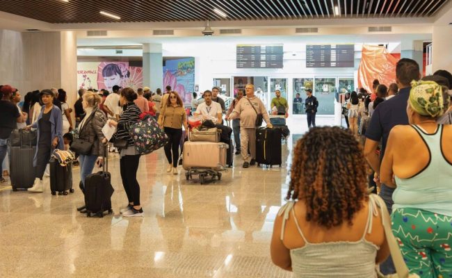 Cobro de US$10 por tarjeta de turista a criollos sigue vigente pese a eliminarse