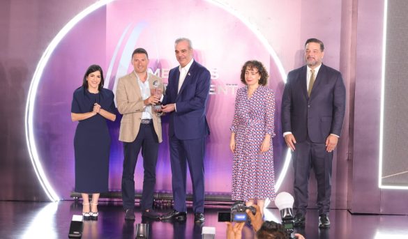 Abinader galardona a Iberostar por su impulso a la sostenibilidad turística