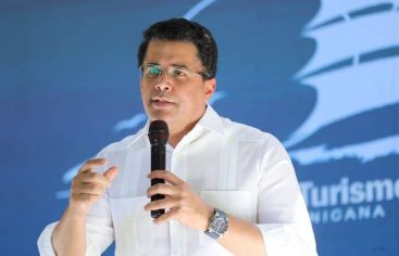 Collado resalta que las playas son públicas y no privadas