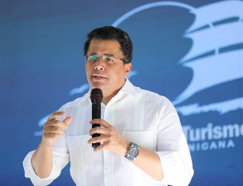 Collado resalta que las playas son públicas y no privadas