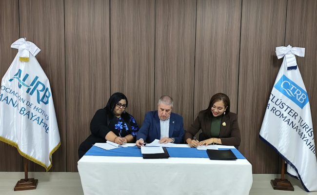 Hoteleros de La Romana y Bayahibe firman acuerdo con medios digitales para fortalecer turismo