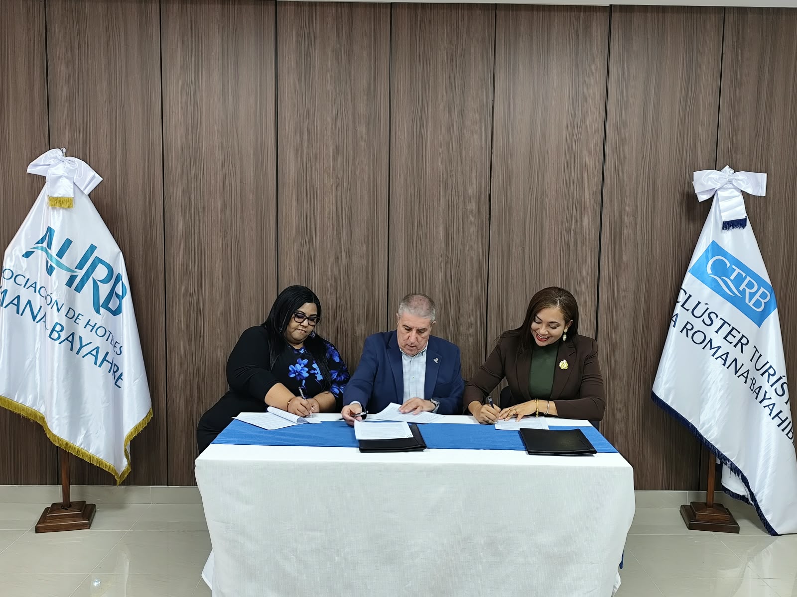 Hoteleros de La Romana y Bayahibe firman acuerdo con medios digitales para fortalecer turismo